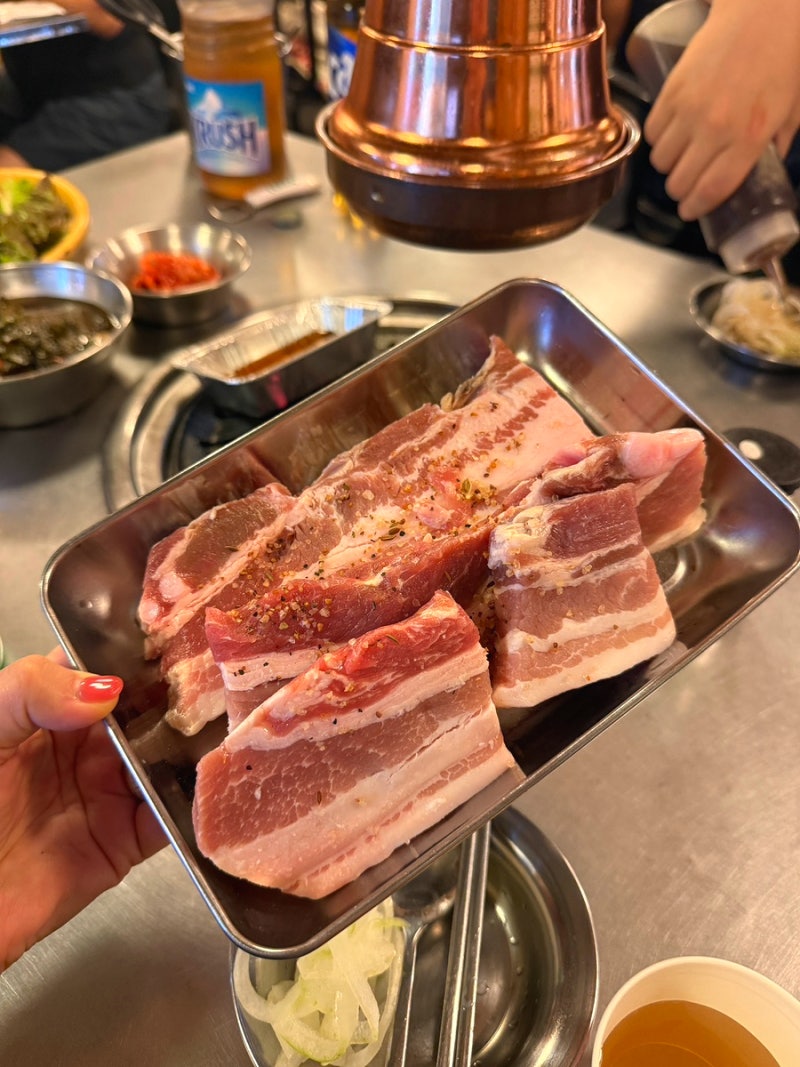 서울에서 삼겹살 1인분 8,900원을 유지하는 가성비 고깃집, 자연숯불화로구이