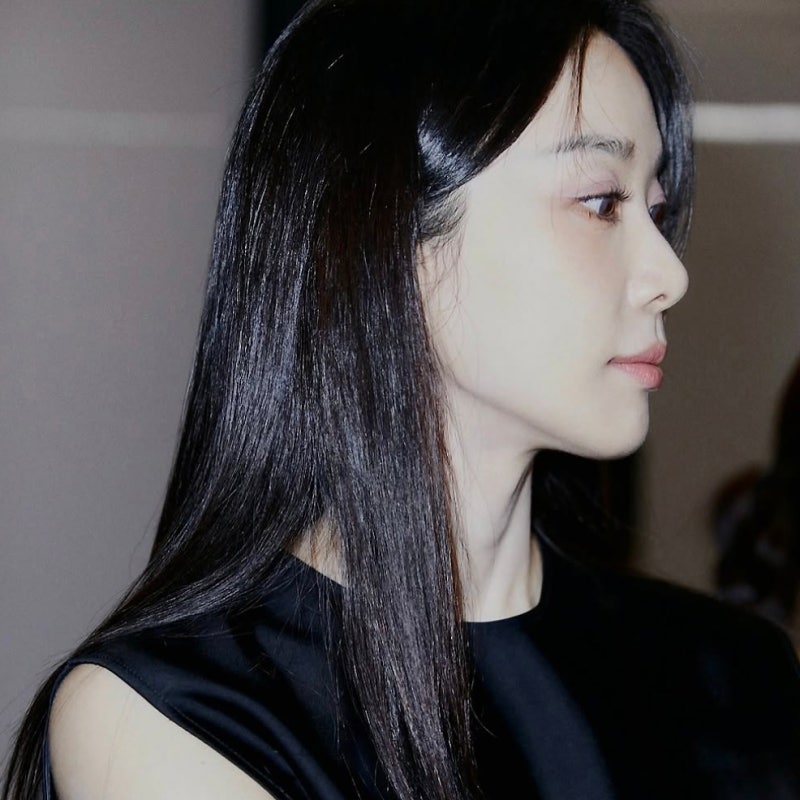 20대보다 지금이 더 예쁜 이유는?배우 이청아의 모노톤 스타일링