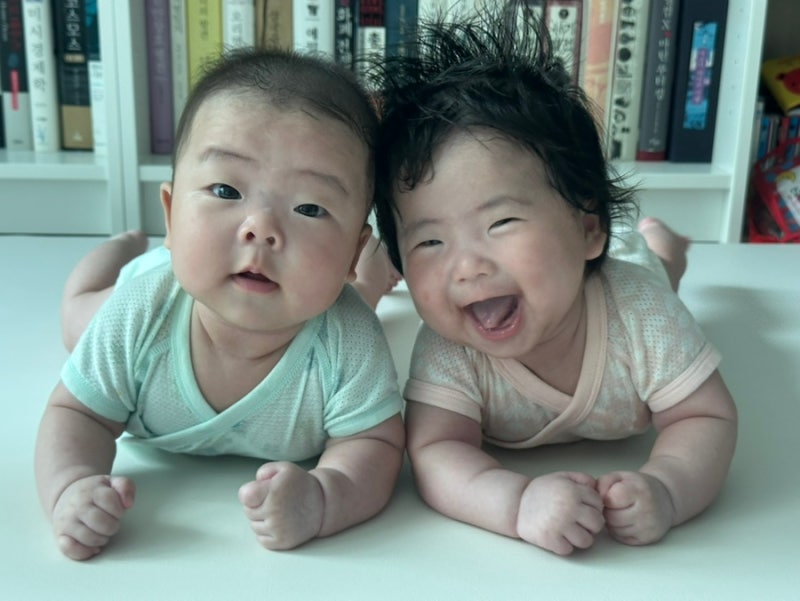 아기 대근육 발달 단계 및 시기 WHO 기준표로 알아보기 (앉기·서기·기어다니기·걷기)