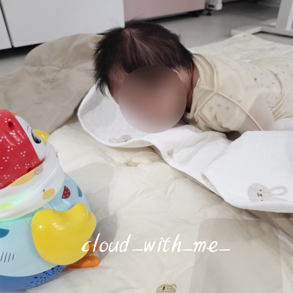 [1개월 아기발달] 50일 아기 구름이의 깨시. 슬기로운 놀이 생활 (ft. 모빌, 고리 장난감, 터미....