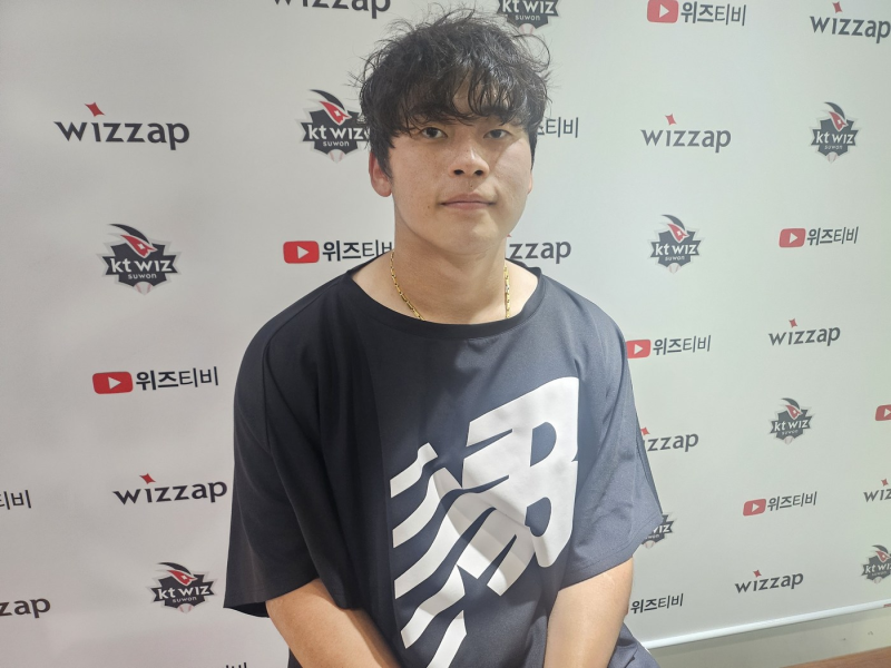KT 23세 마무리 박영현 "형한테 홈런 맞고 이를 갈았다" 3년 연속 20세이브 뒤에 숨겨진 형제의 ....