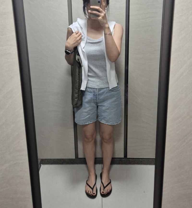 [데일리룩] 여름 꾸안꾸룩의 정석! 유니클로 브라탑 & 리바이스 501 반바지 코디 (ft. 핏플랍, ....