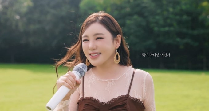 송가인, 꽃이 아니면 어떤가 라이브 공개…AI 뮤비 100만 뷰에 답한 방식이 더 오래 남았다