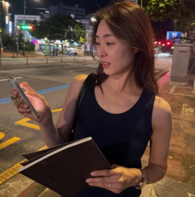 이연희 출산 후 청순 미모 밤거리에서 휴대전화보다 먼저 든 검은 책