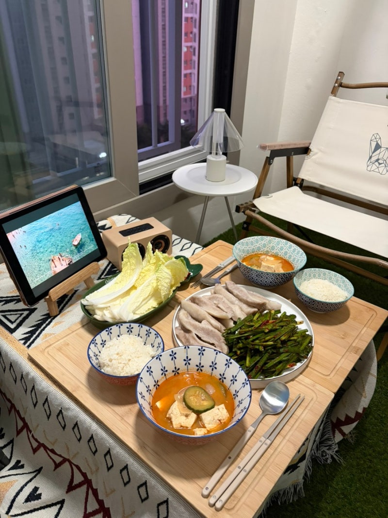 베란다 캠핑 메뉴 추천 무수분 항정수육레시피와 부추겉절이, 집에서 캠핑 분위기 제대로!