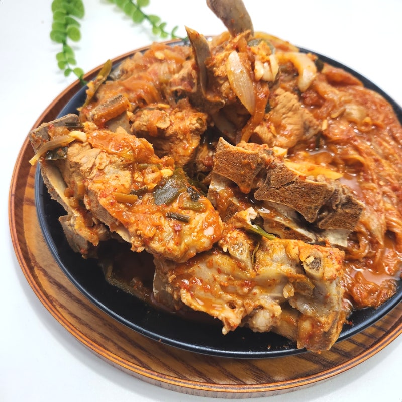 고기가 뼈에서 쏙 분리되는 돼지등뼈 김치찜 만드는 법
