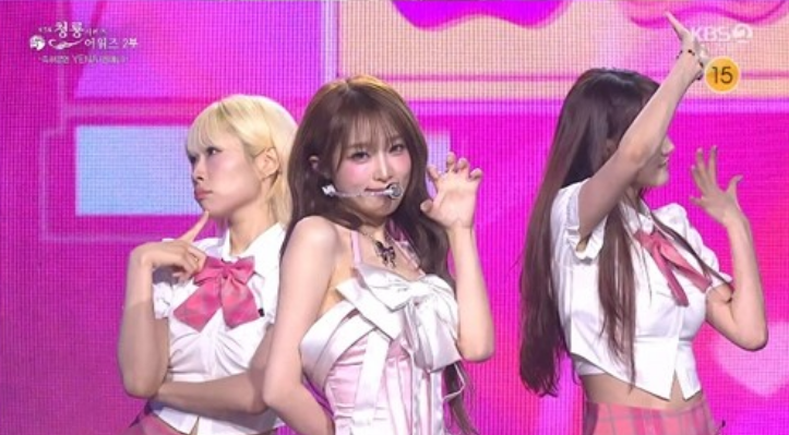 최예나, 청룡 축하 무대서 네모네모·캐치 캐치