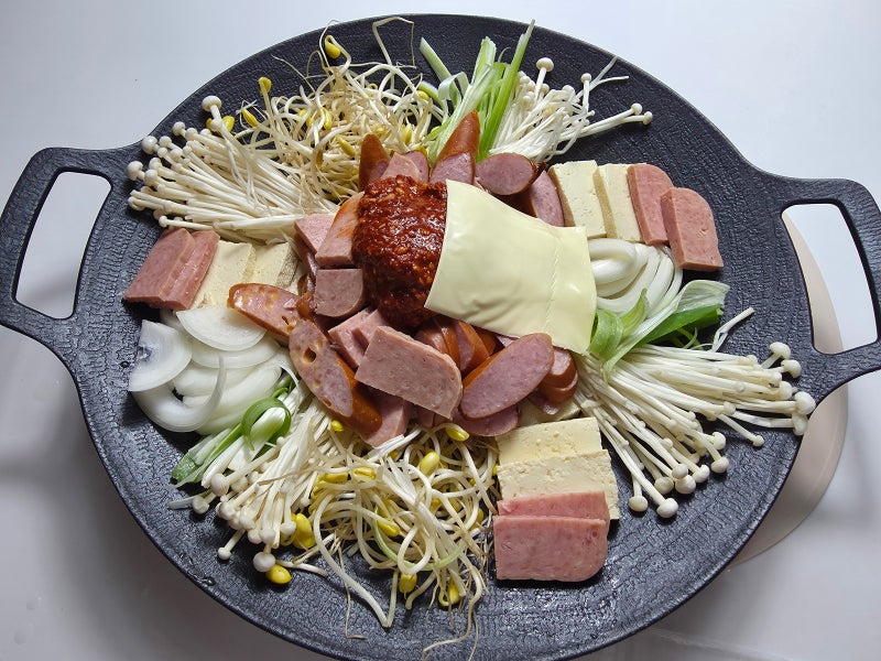 불금 캠핑요리 류수영 부대찌개 레시피 사리곰탕 라면스프로 완성