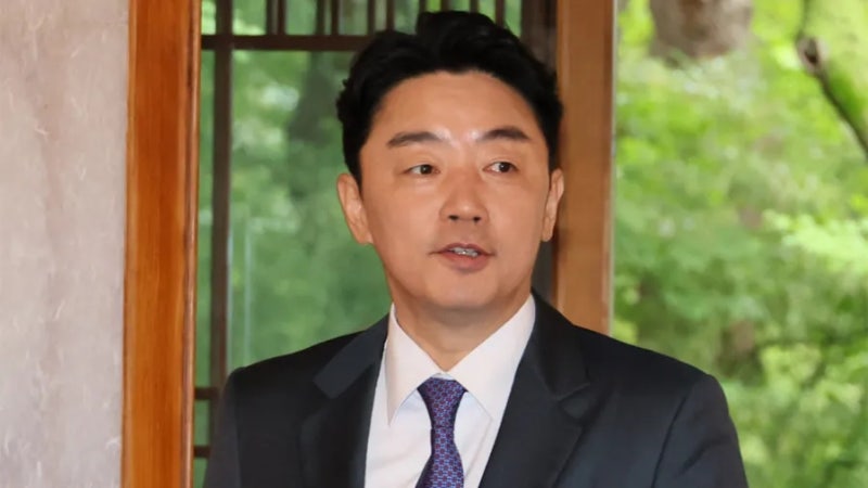 강훈식: 학생회장 출신, 보좌관으로 시작해 3선 의원 거쳐 대통령 비서실장으로...