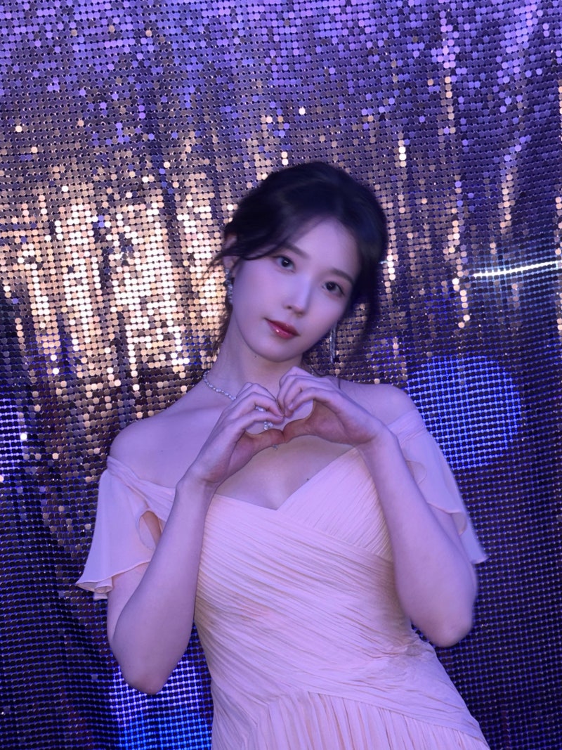 아이유, 결별 극복 청룡 미소 시상 마무리