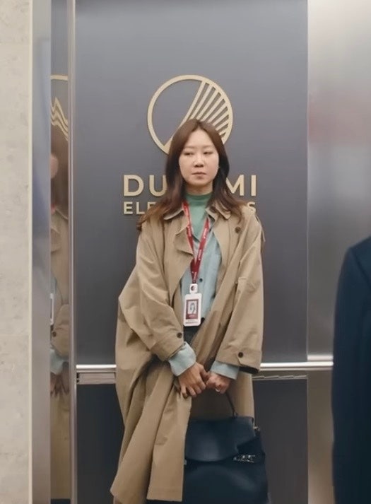 [유뷰녀 킬러 1화] 공효진 자켓 트렌치 스커트 가방 운동화 선글라스 옷 패션 정보 모음