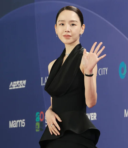 신혜선, '레이디 두아'로 여우주연상…"머릿속 하얘졌다" [청룡시리즈어워즈]