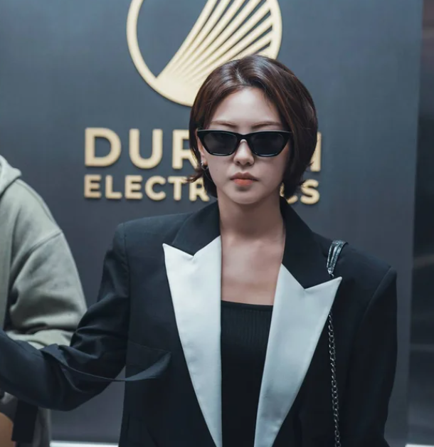 유부녀 킬러 2회 공효진 남편 지키려 총구 겨눈 사연 킬러 정체 노출 위기