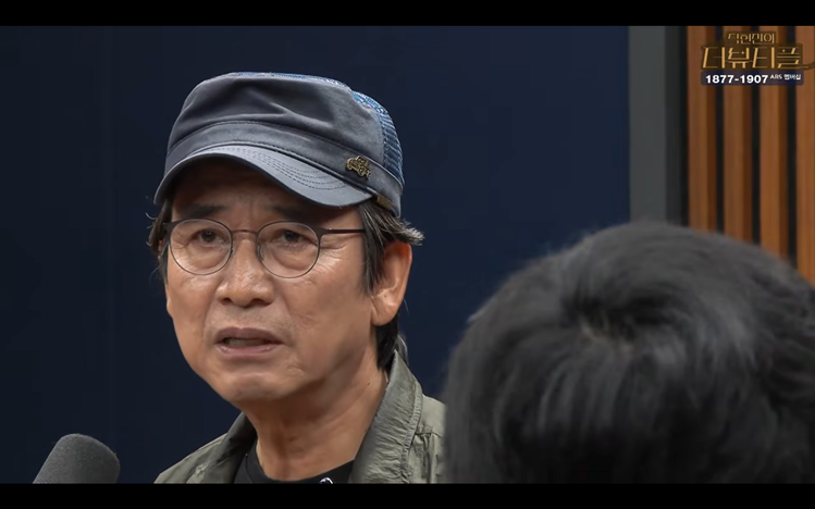 유시민, 李 정부 비판에 여권서 "자폭 테러범 묘사, 인신공격"… 영원한 전우애란 없다