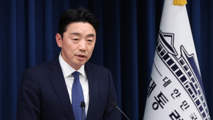 <b>강훈식</b>: 학생운동 불꽃 가슴에... 대통령 <b>비서실장</b> 되기까지...
