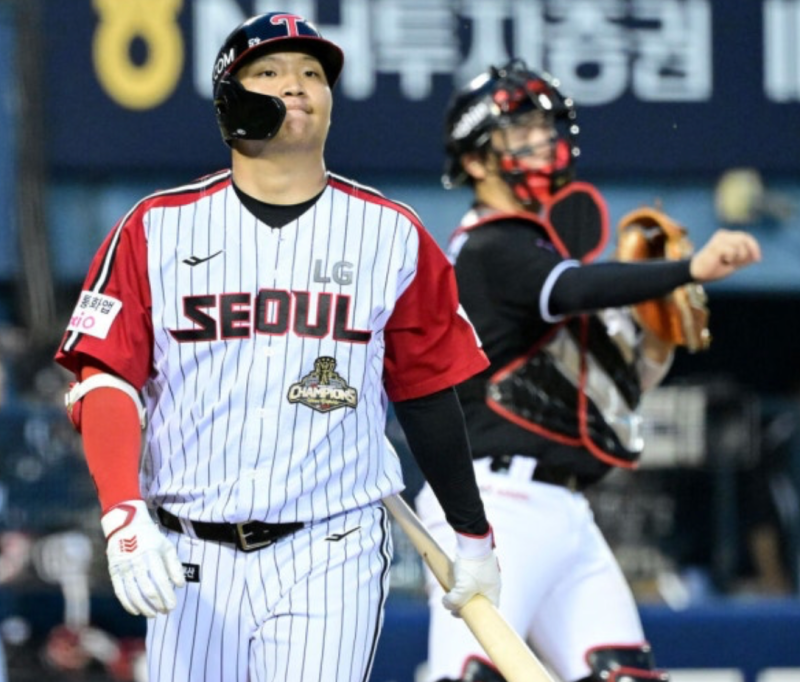 '슈퍼문은 어디로 갔나요?' WBC 영웅에서 타율 꼴찌까지... LG가 가장 믿었던 문보경에게 도대....
