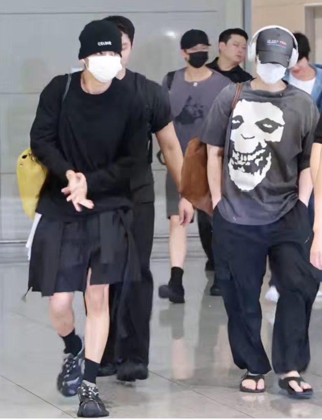 BTS 인천공항 출국 현장:스컬 티부터 화이트 셔츠까지.. 멤버별 공항룩 분석