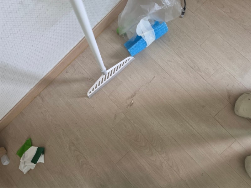 [다이소 쓰리잘비 롱 스퀴지 실리콘 말랑빗자루] 욕실 화장실 바닥 유리창 창문닦이 대형 와....