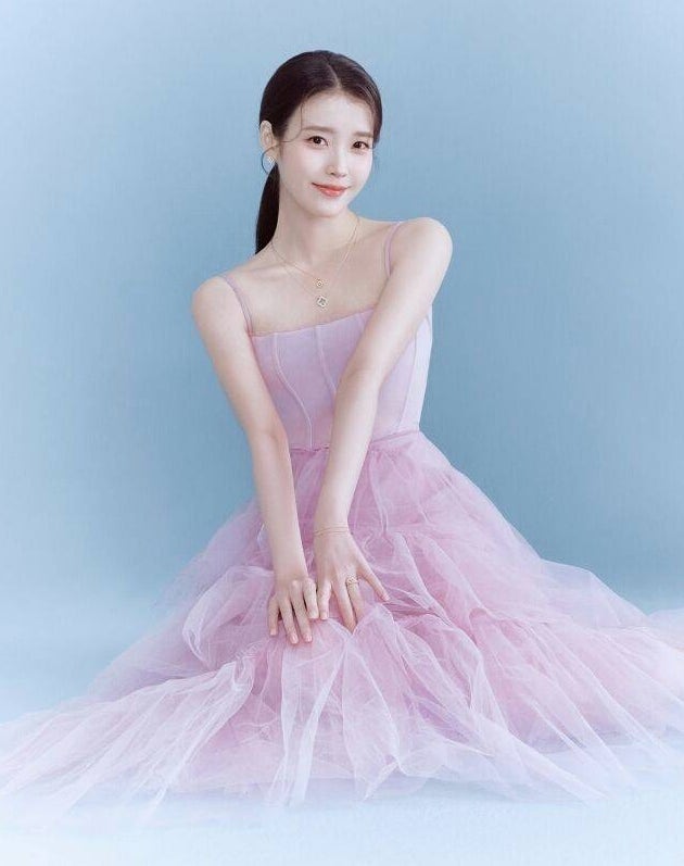 아이유 건강 우려 속 청룡시리즈어워즈 시상, 핑크 드레스 근황이 궁금한 이유