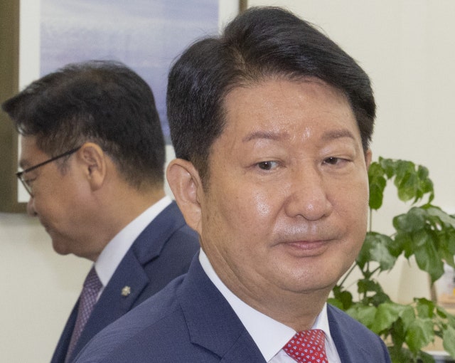 멱살 잡이 권영진 "스스로 탈당은 안 해… 당 징계 내려지면 받아들일 것"