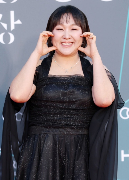 청룡 인기상 거머쥔 <b>이수지</b>,  '재선거 논란' 보름 만의 <b>사과</b> 여론... 