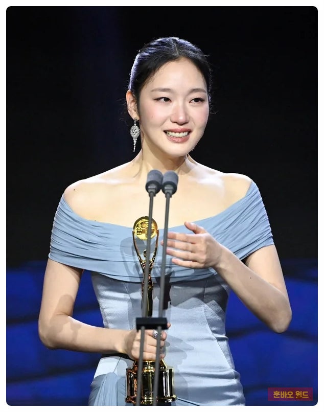 キム・ゴウン涙の大賞、「一度も当然だと思ったことはなかった」皆を泣かせた受賞スピーチ