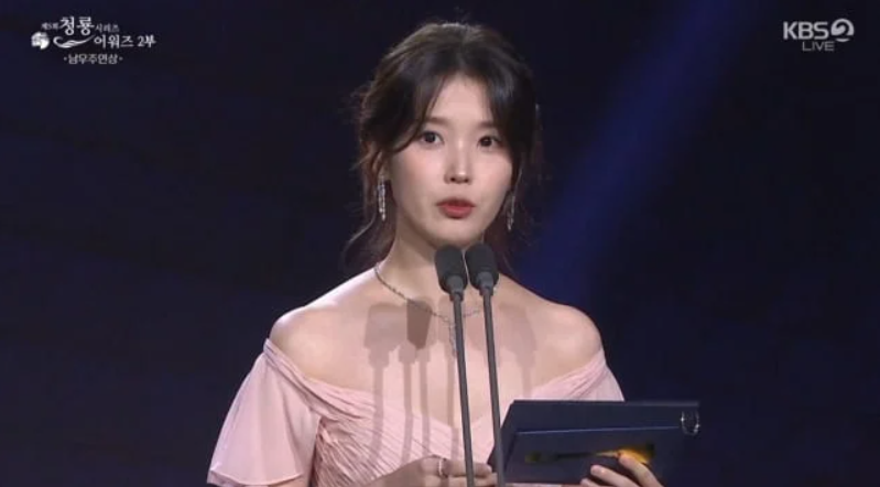결별 이어 건강악재 딛고, 아이유 청룡 무대서 밝은 미소