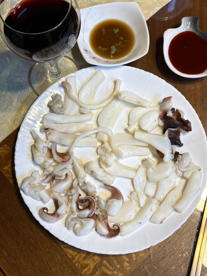 [음식일기] 엄마가 만들어주신 냉동 갑오징어 숙회 - 데치기