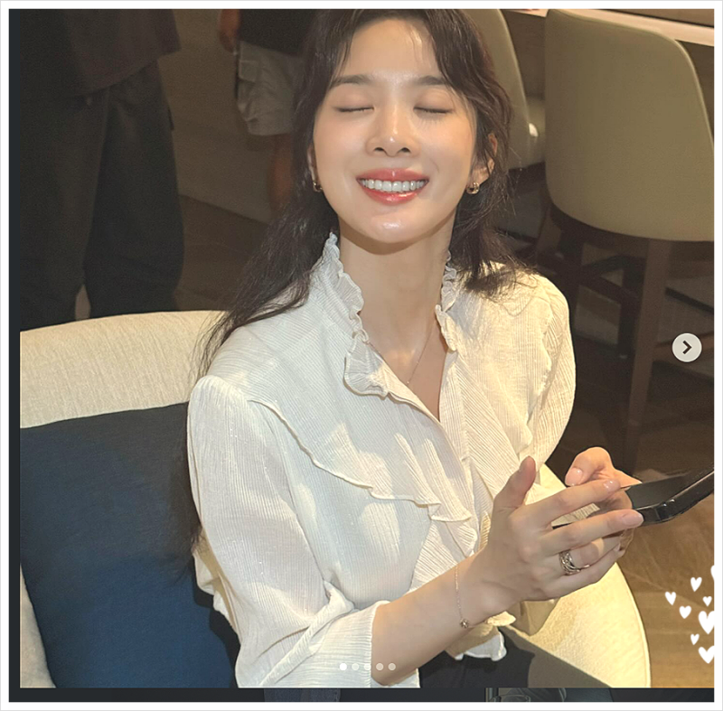 여행룩에 매력적인 이청아 뉴발란스 운동화