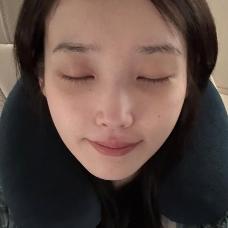 "심장이 쿵쿵" 이관개방증 휴식 후 첫 공식석상에 선 아이유의 모습