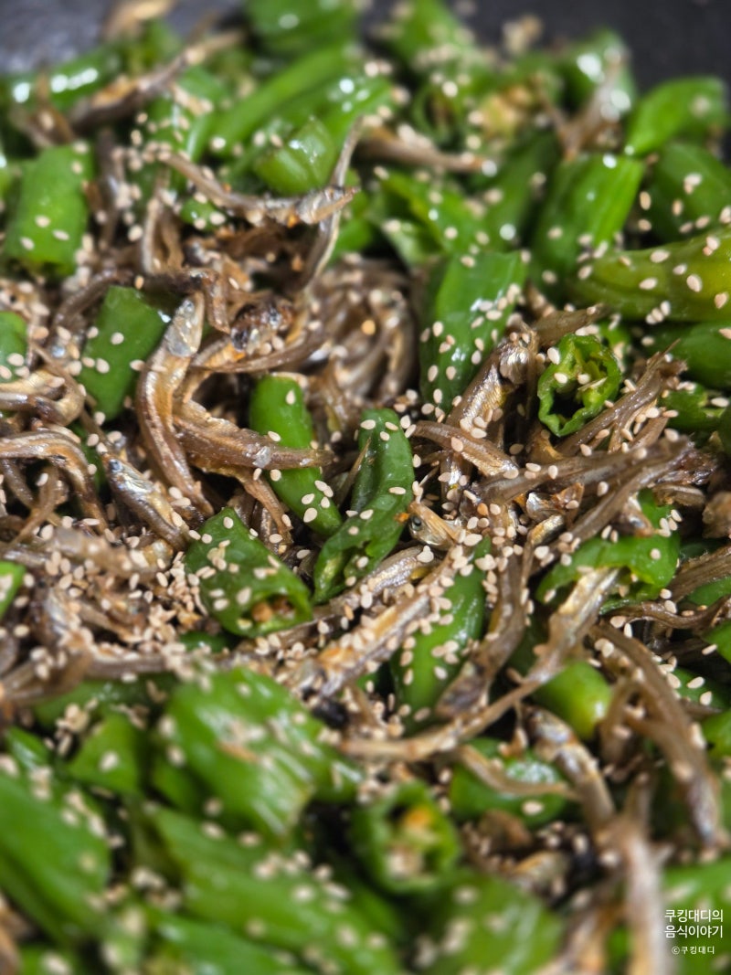 딱딱하지 않게 꽈리고추 멸치볶음 황금 레시피 실패 없는 비법