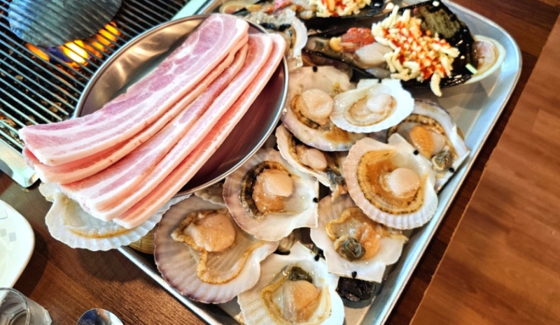 속초 포차거리 맛집 속초조개마을 조개구이·삼겹살·회까지 푸짐한 한상