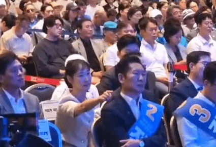 "공식석상에서 뭐하는거냐?" 민주당 전당대회 삼킨 <b>이지은</b>의... 
