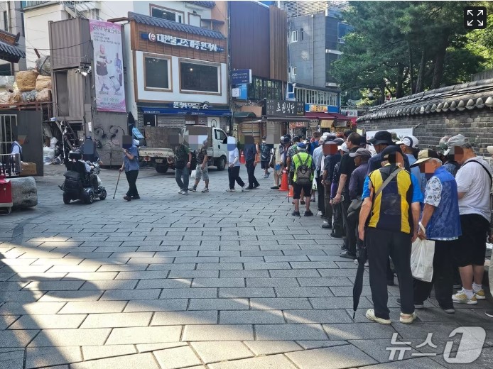 '살인 폭염' 탑골 노인들 생존법…무료급식 먹고 맥날·전철로 뿔뿔이