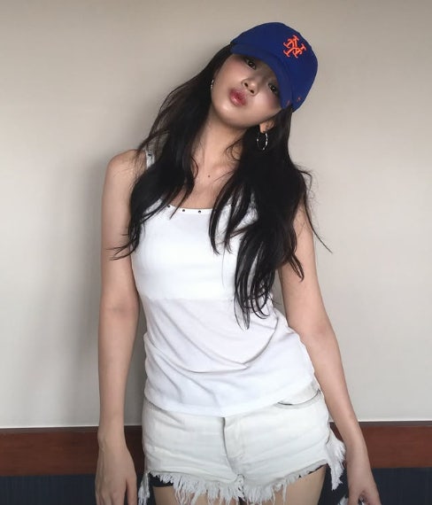 올화이트 룩 소화한 아이브 안유진, 탄탄한 몸매 돋보이는 핫한 일상 근황 공개