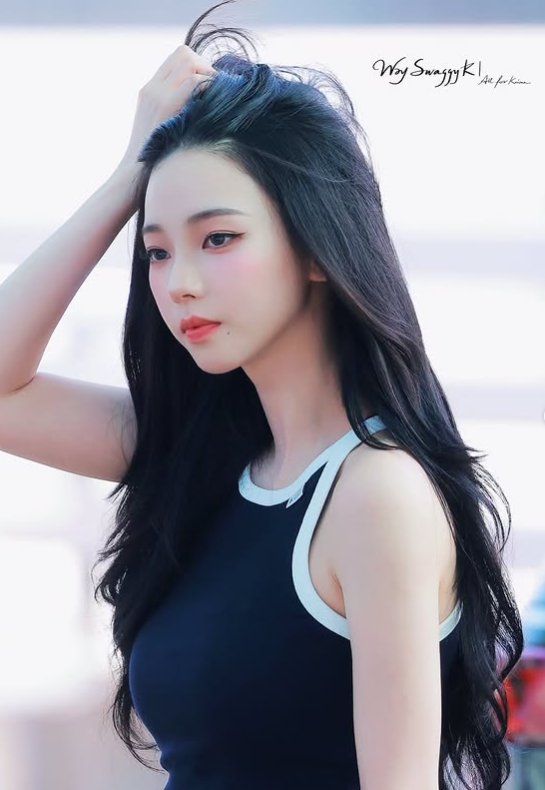 공항 출국길에 신화 새로 쓴 카리나! 찰랑이는 흑발 긴머리에 민소매 조합 레전드 핏