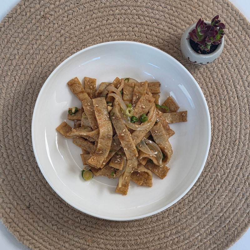 불 쓰지 않는 여름 효자 반찬! 기름기 쏙 뺀 '데친 어묵무침'