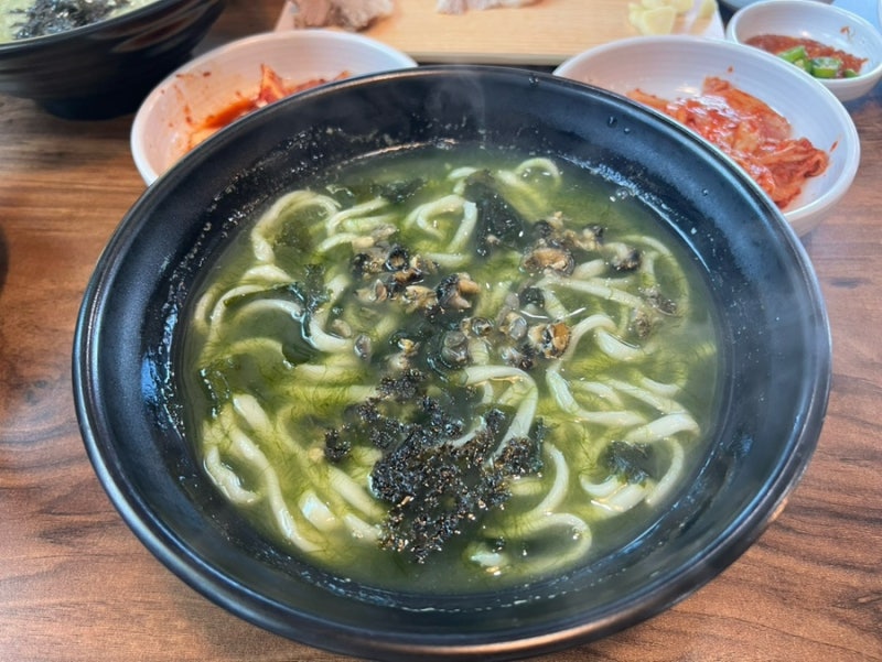 산방산 수두리 보말칼국수 | 서귀포보말칼국수 찐 도민맛집에서 보말죽, 흑돼지수육, 보말전....