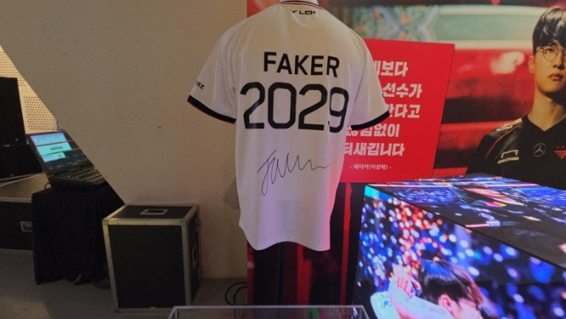 페이커 FAKER 이상혁 선수 기념우표가 나옵니다. 친필사인 티셔츠