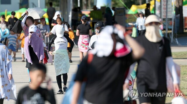 <b>양산 42.5도</b> 관측 사상 <b>최고</b>기온…밀폐된 차량서 쉬던 50대... 