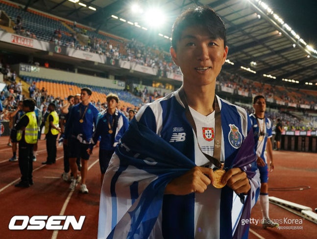 “입단 12일 만에 우승컵” <b>황인범</b>, 포르투 공식 <b>데뷔전</b>서 슈퍼컵 정....