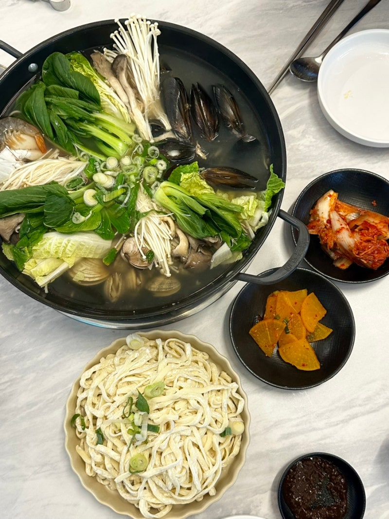 속초 칼국수 | 해물 가득! 시원한 해물샤브칼국수 맛집 ‘영랑칼국수 속초본점’