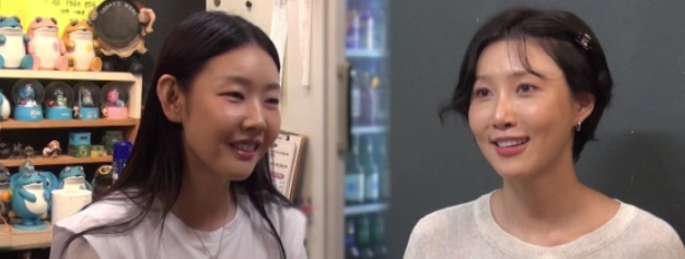 <b>화사</b> 또 해냈다…간장게장부터 <b>덕자찜</b>까지 <b>먹방</b>에 한혜진도 감탄