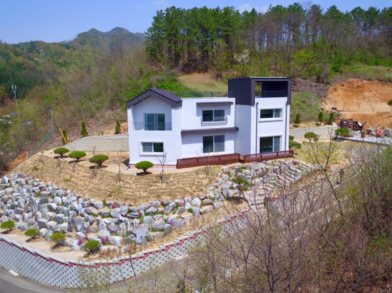 청정지역 충남 금산군 2층 전원주택 매매 남향의 명당에 산과 호수를 품은 전망을 갖춘 집