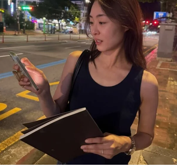 '딸맘' 이연희, 밤거리 걷다 포착…20대라 해도 믿을 동안 미모 총정리