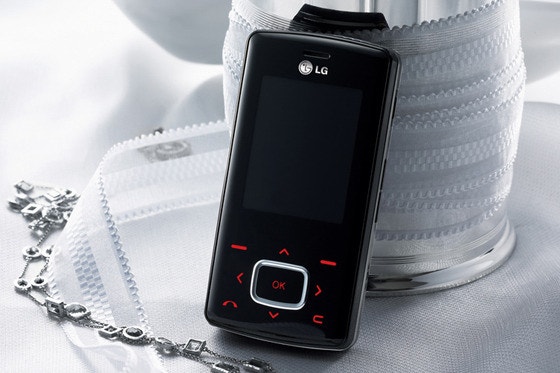 2005년 LG 초콜릿폰…버튼이 사라진 검은 슬라이드폰의 전성기