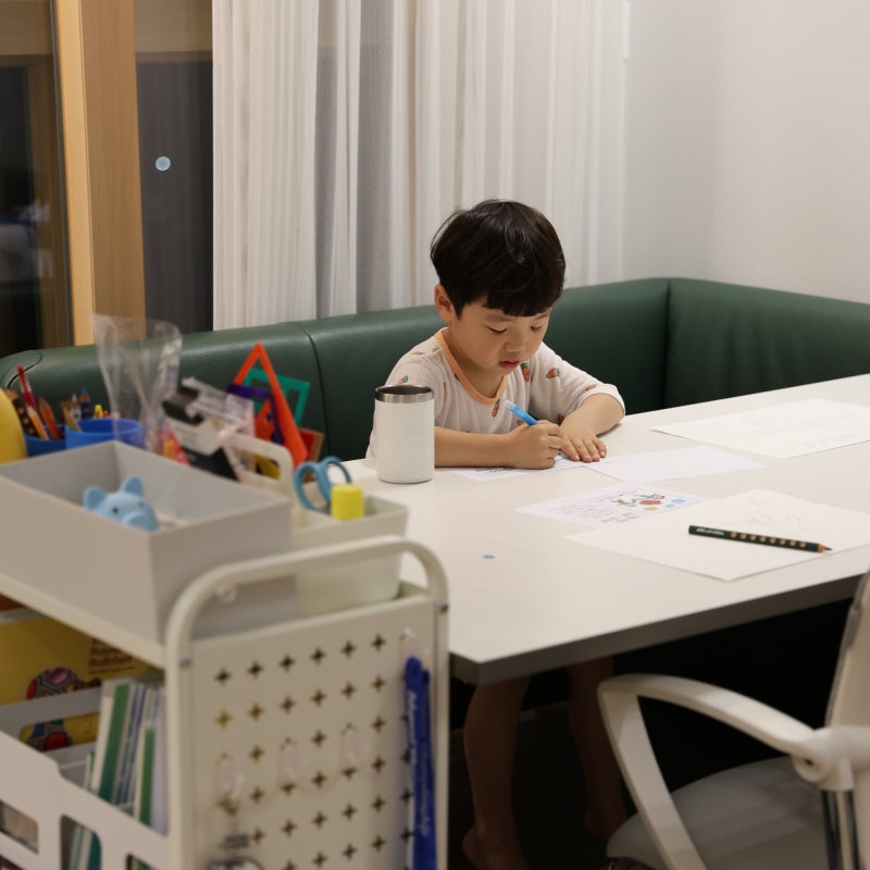 아이있는 집 거실서재화 | 리빙다이닝 테이블 모션데스크, 소파로 바꾼 공간