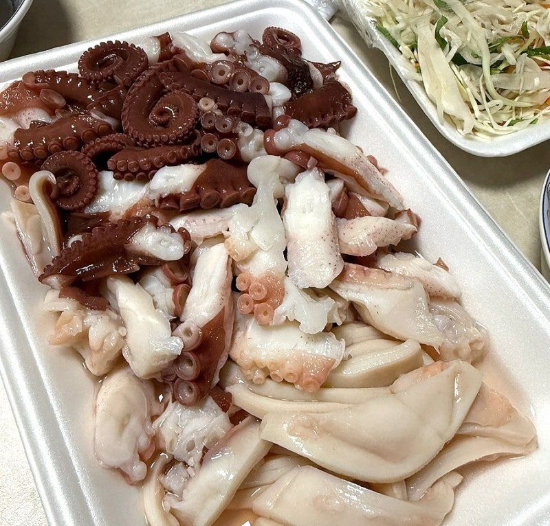 [삼척]중앙시장 맛집 문어숙회 | 삼척장군문어상회