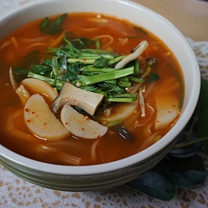입맛 없을 때, 얼큰한 버섯 칼국수 레시피로 끌어올려~