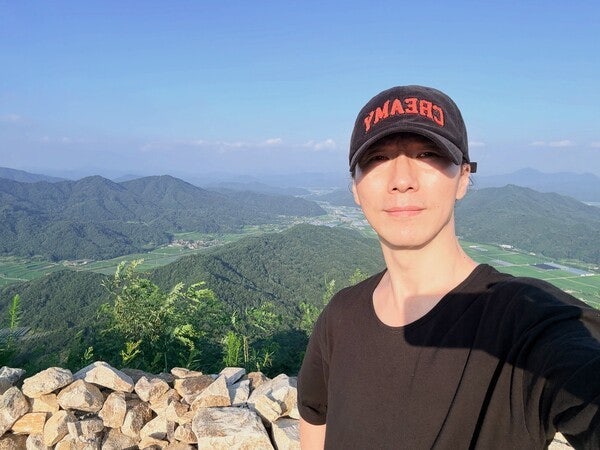 정홍일, 검은색 야구 모자와 캐주얼 티셔츠… 시원한 산 정상에서의 평온한 미소 (+근황, 스....